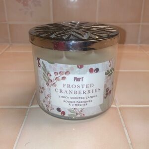 NWT Frosted Cranberry Scented 3-Wick Candle